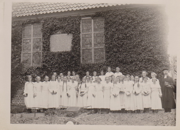 Datei:Konfirmation 18.3.1934 - Pastor Hoops - Mädchen.jpg