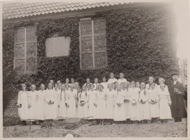 Datei:Konfirmation 18.3.1934 - Pastor Hoops - Maedchen 2.jpg