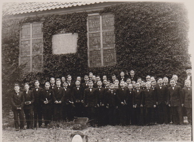 Datei:Konfirmation 18.3.1934 - Pastor Hoops - Jungen 2.jpg