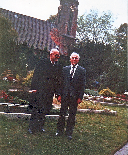 Pastor Johannes Heider u.Günther Schulz vor Grambker Kirche.jpg